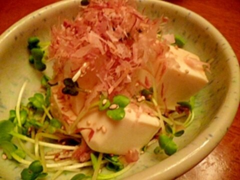 わさびドレッシングで☆豆腐とかいわれの簡単サラダ